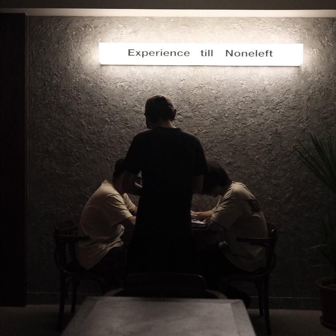 「Experience till noneleft」燈箱下的晚餐